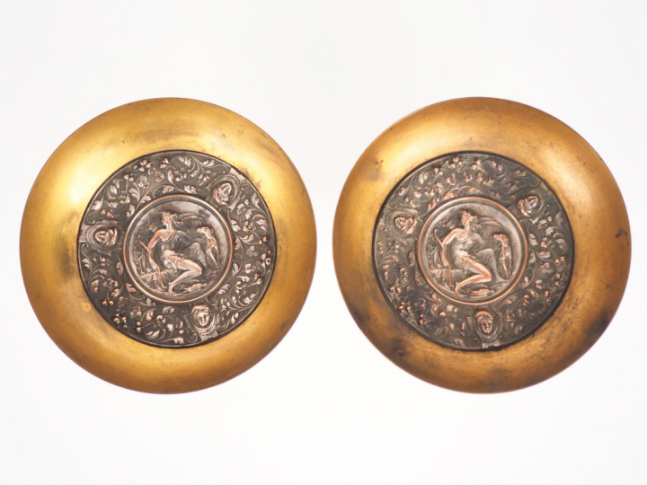 Paire de coupes sur pied XIXème en bronze et laiton à décor de Diane c