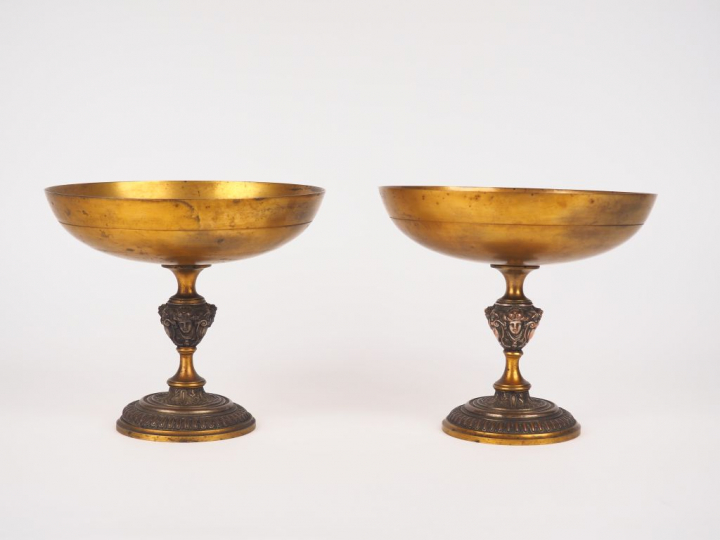 Paire de coupes sur pied XIXème en bronze et laiton à décor de Diane c