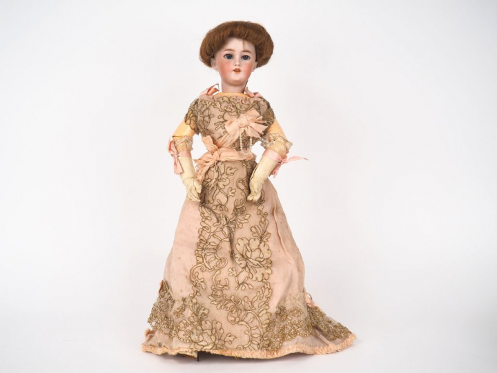 SIMON   HALBIG. Lady Doll, beaux yeux basculants, vêtement et perruque