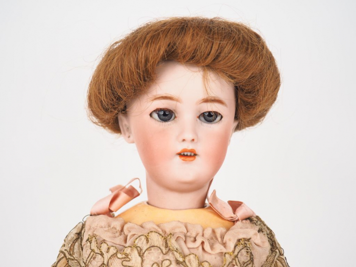 SIMON   HALBIG. Lady Doll, beaux yeux basculants, vêtement et perruque