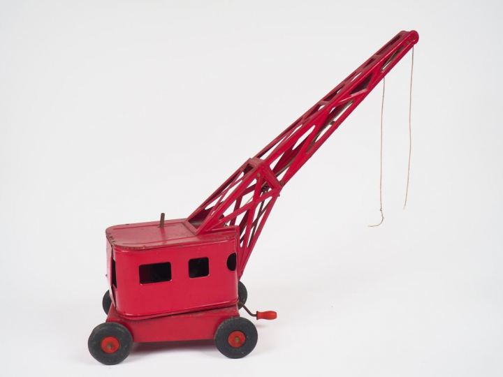 Grue mécanique miniature des années 1950 en tôle rouge de fabrication 