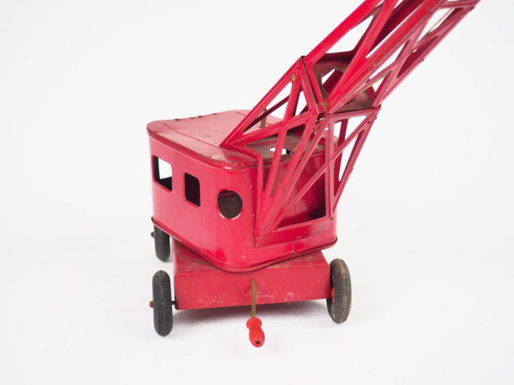 Grue mécanique miniature des années 1950 en tôle rouge de fabrication 