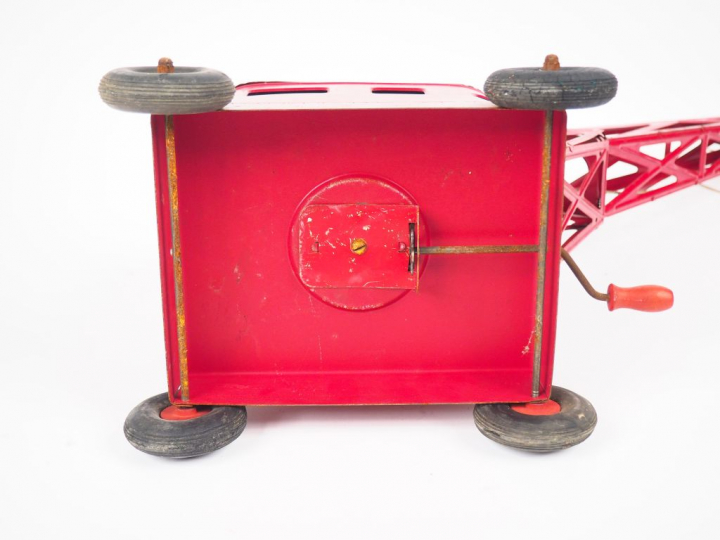 Grue mécanique miniature des années 1950 en tôle rouge de fabrication 
