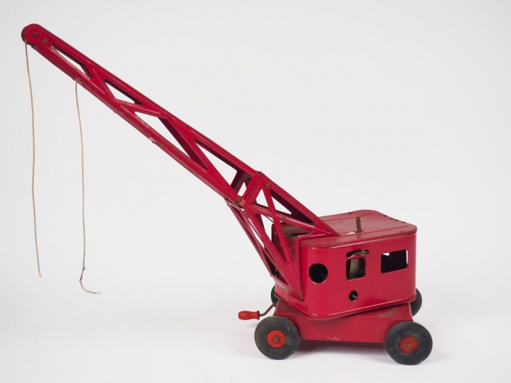 Grue mécanique miniature des années 1950 en tôle rouge de fabrication 