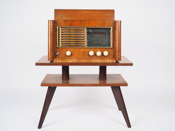 Poste radio Bel canto en bois sur sa table basse à deux plateaux Dim. 