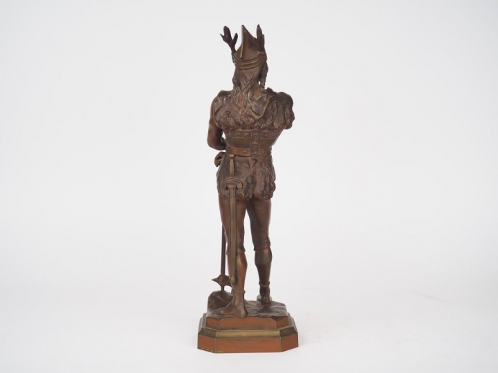 DEBUT. "Vercingétorix". Sculpture en bronze à patine médaille. Signée.