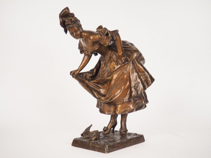 BRUYNEEL. "Jeune fille aux oiseaux". Sculpture en bronze à patine méda