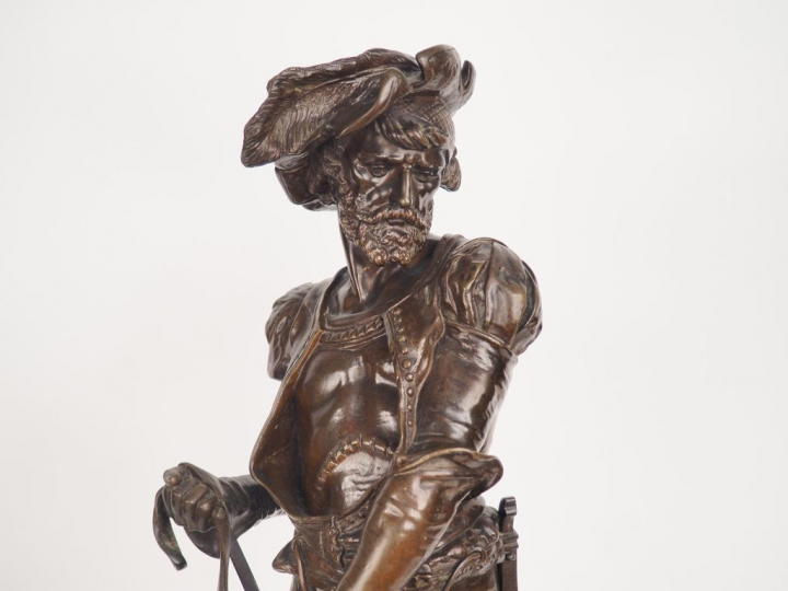 Henri PLE. "Le piqueux" Sculpture en bronze à patine brune, sur son so