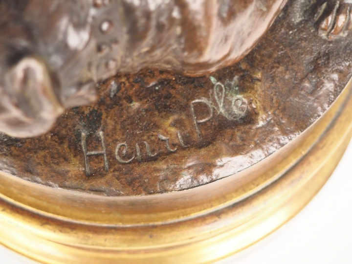 Henri PLE. "Le piqueux" Sculpture en bronze à patine brune, sur son so