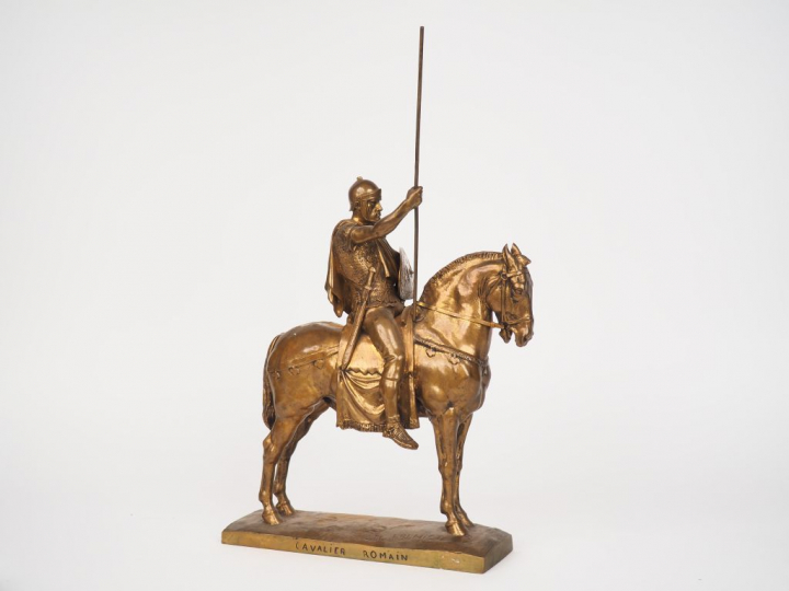 E. FREMIET. "Cavalier romain". Sculpture en bronze doré. Signée et tit