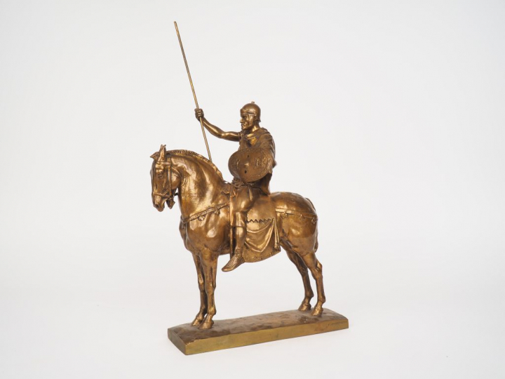 E. FREMIET. "Cavalier romain". Sculpture en bronze doré. Signée et tit