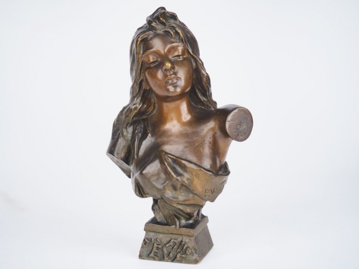 Emmanuel VILLANIS. "Fille d'Eve". Sujet en bronze à double patine. Sig