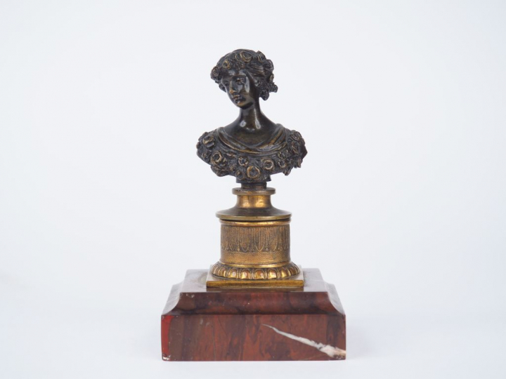 Sujet en bronze patiné et doré sur son socle en marbre rouge "jeune fi