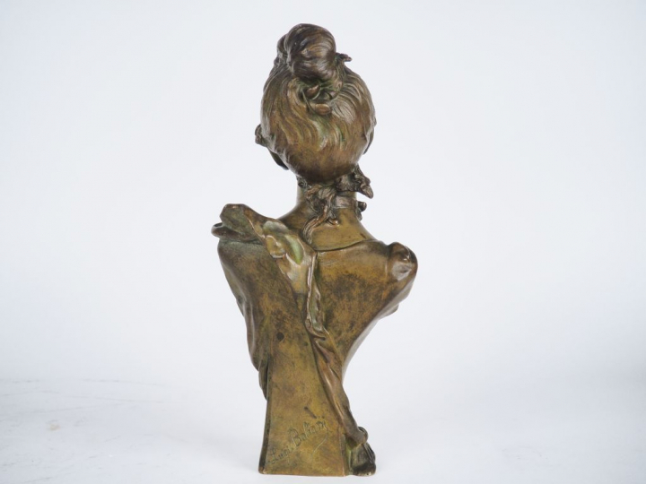 Luigi BALIANI.  "Jeune fille en buste". Sculpture en bronze à patine v