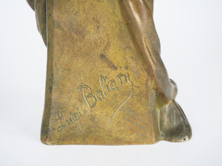 Luigi BALIANI.  "Jeune fille en buste". Sculpture en bronze à patine v