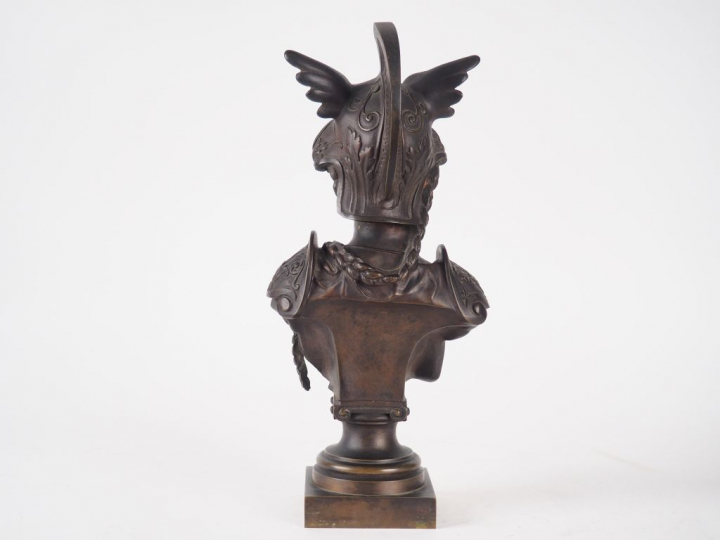 Ecole française XIXème. "Minerve". Sculpture en bronze à patine brune.