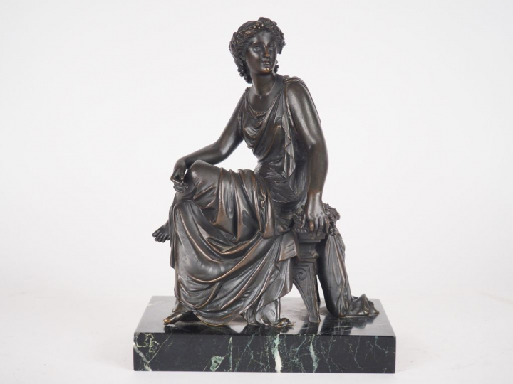 Ecole française XIXème. "Femme à l'antique". Sculpture en bronze à pat
