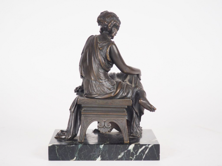 Ecole française XIXème. "Femme à l'antique". Sculpture en bronze à pat