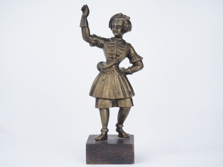 Sujet XIXème en bronze sur un socle en bois, "jeune fille à la trompe 