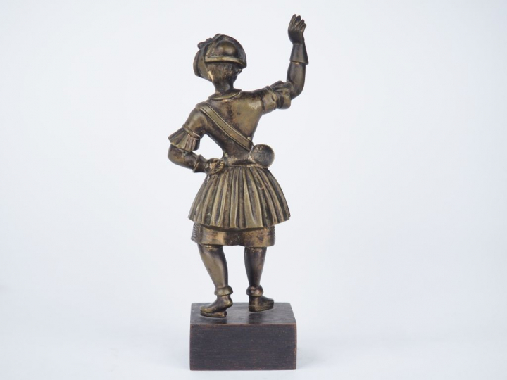 Sujet XIXème en bronze sur un socle en bois, "jeune fille à la trompe 