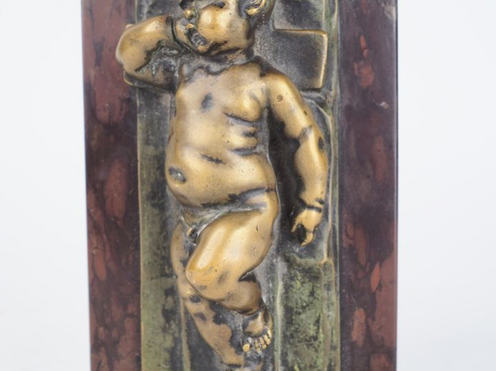 Sujet en bronze sur un socle en marbre rouge, "enfant Jésus endormi su