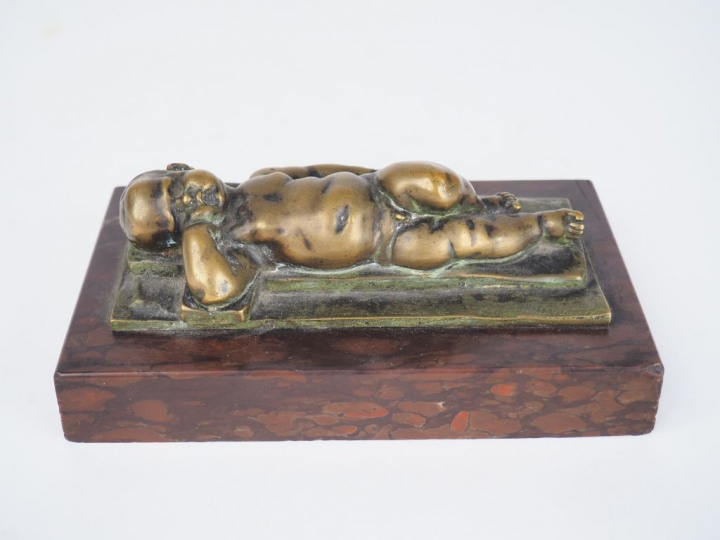Sujet en bronze sur un socle en marbre rouge, "enfant Jésus endormi su