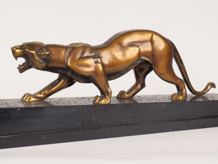 Ecole française XXème. "Panthère". Sculpture en bronze, socle en marbr