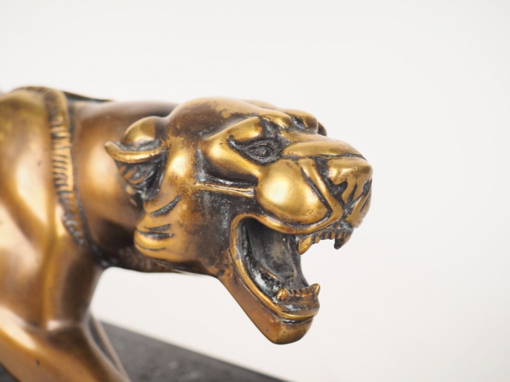 Ecole française XXème. "Panthère". Sculpture en bronze, socle en marbr