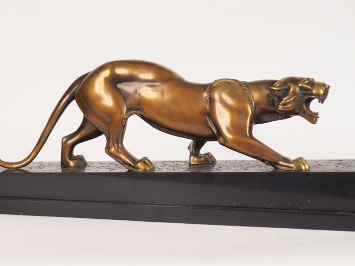 Ecole française XXème. "Panthère". Sculpture en bronze, socle en marbr