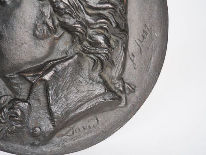 Ecole française XIXème. "Profil de David". Grand médaillon en bronze à