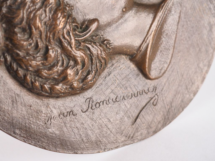 Jean ROMAGIEWICZ. "Profil de jeune femme". Médaillon en bronze à patin