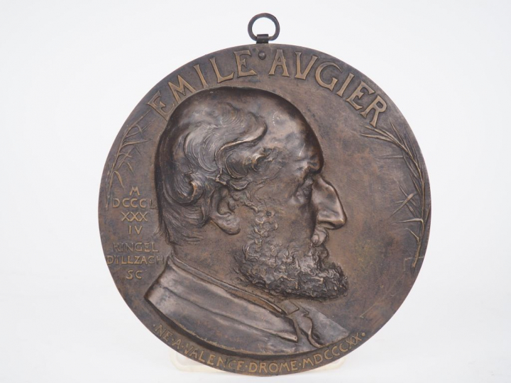 Ecole française XIXème. "Emile Augier". Médaillon en bronze à patine b