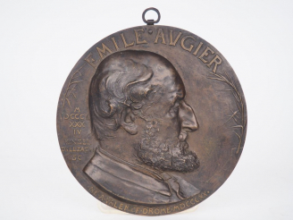 Vente aux enchères Ecole française XIXème. "Emile Augier". Médaillon en bronze à patine b