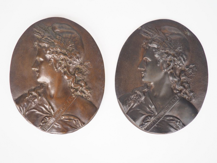 Paire de plaques XIXème en bronze à patine brune. "Mariannes". Dim. 22