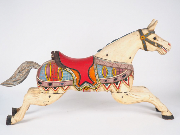 Grand cheval de manège en bois sculpté polychrome. Dim. 105 x 180 x 30