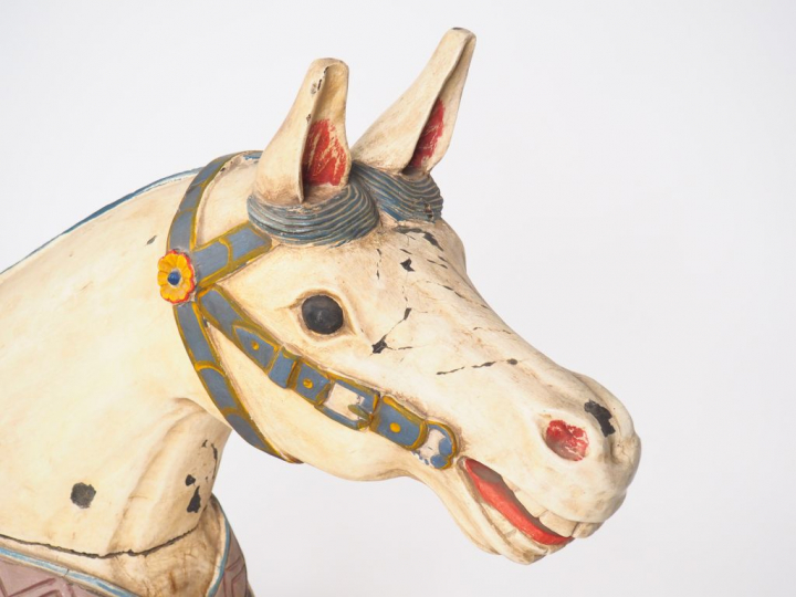 Grand cheval de manège en bois sculpté polychrome. Dim. 105 x 180 x 30