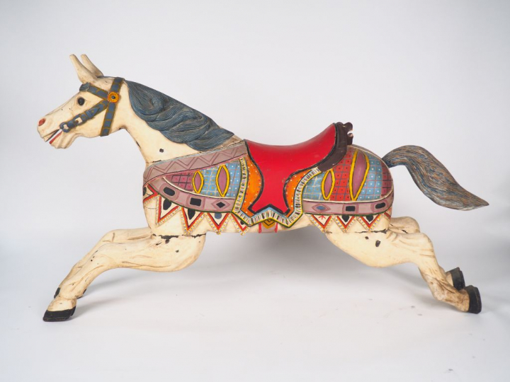 Grand cheval de manège en bois sculpté polychrome. Dim. 105 x 180 x 30