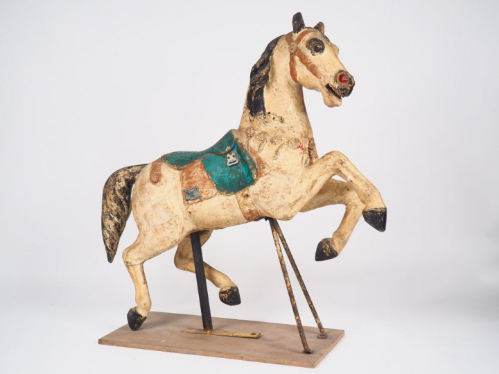Cheval de manège en bois sculpté polychrome sur son socle en fer. Dim.