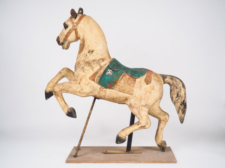 Cheval de manège en bois sculpté polychrome sur son socle en fer. Dim.