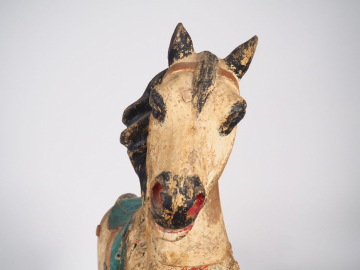 Cheval de manège en bois sculpté polychrome sur son socle en fer. Dim.