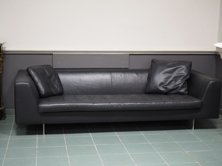 Grand canapé italien de marque Alivar en cuir noir. Dim. 63 x 240 x 97
