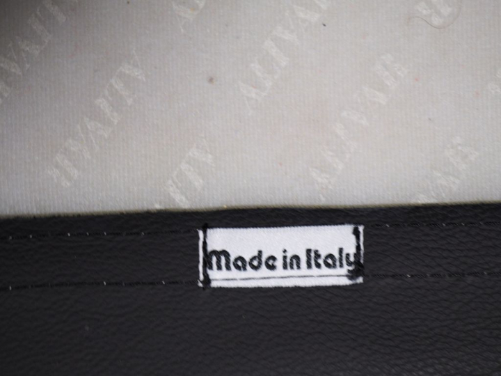 Grand canapé italien de marque Alivar en cuir noir. Dim. 63 x 240 x 97