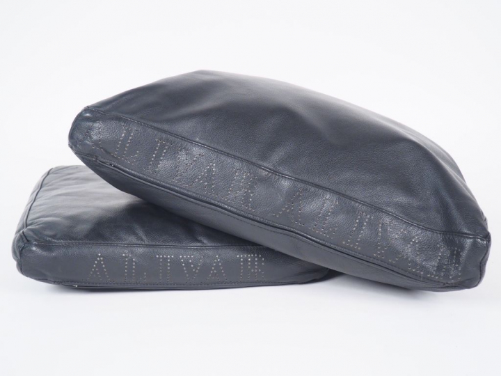 Grand canapé italien de marque Alivar en cuir noir. Dim. 63 x 240 x 97