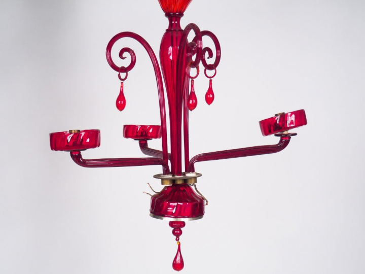 Lustre en verre rouge de Murano à décor de quatre pendeloques, éclaira