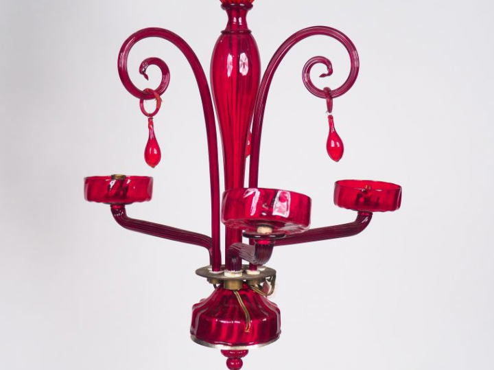 Lustre en verre rouge de Murano à décor de quatre pendeloques, éclaira