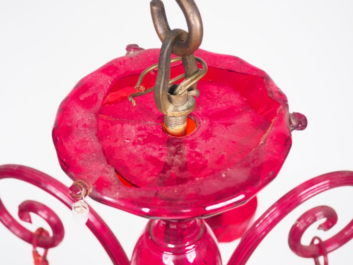 Lustre en verre rouge de Murano à décor de quatre pendeloques, éclaira