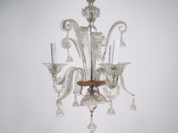 Lustre en verre de Venise, à décor de pendeloques et de palmettes, écl