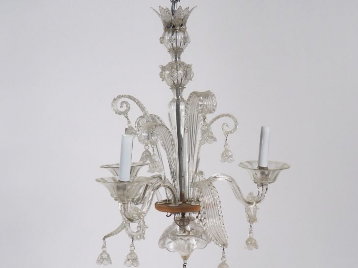Lustre en verre de Venise, à décor de pendeloques et de palmettes, écl