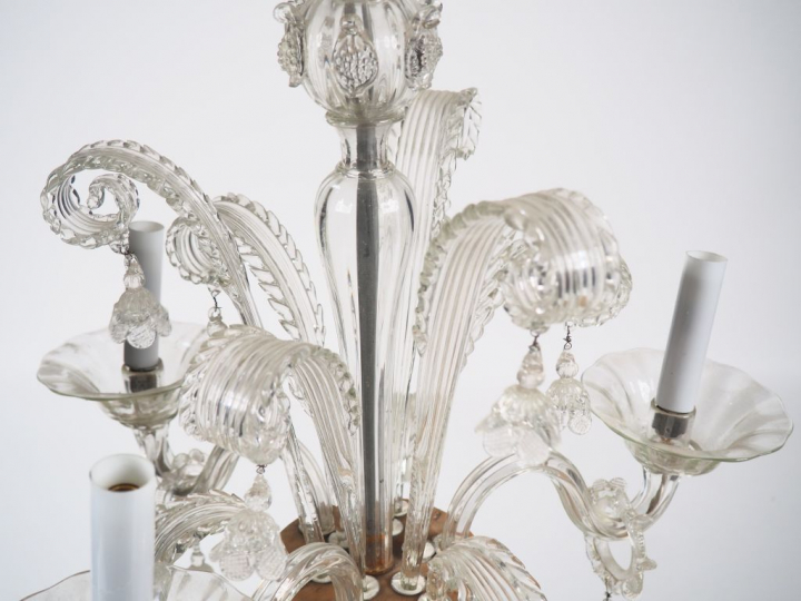 Lustre en verre de Venise, à décor de pendeloques et de palmettes, écl