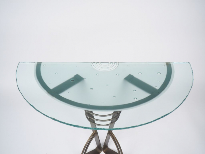 Console demi-lune contemporaine en métal, plateau en verre à décor de 